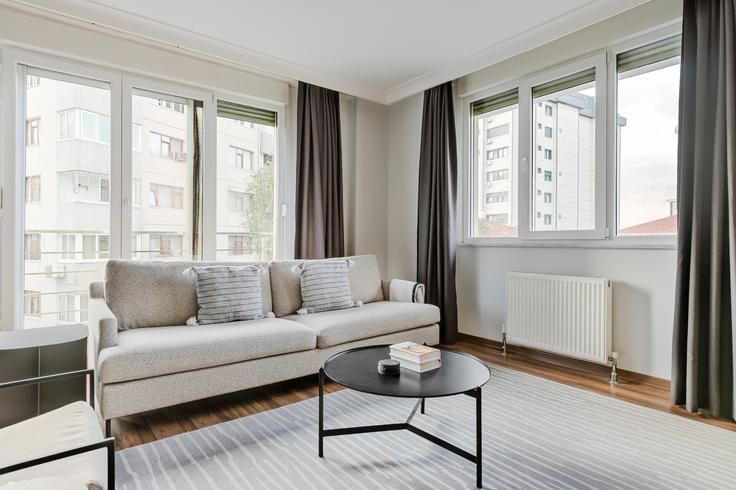 Uğurlu Apartmanı adresindeki bir dairede modern mobilyalarla zarif bir şekilde tasarlanmış oturma odası Kadıköy, İstanbul