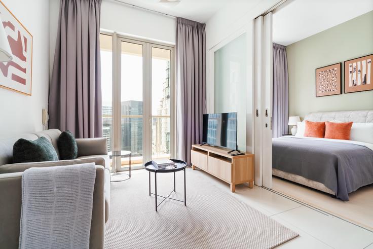 Kuala Lumpur, Kuala Lumpur에 위치한 Condominium 아파트의 세련된 인테리어가 돋보이는 거실 Kuala Lumpur, Kuala Lumpur에 위치한 Condominium 아파트의 세련된 인테리어가 돋보이는 거실