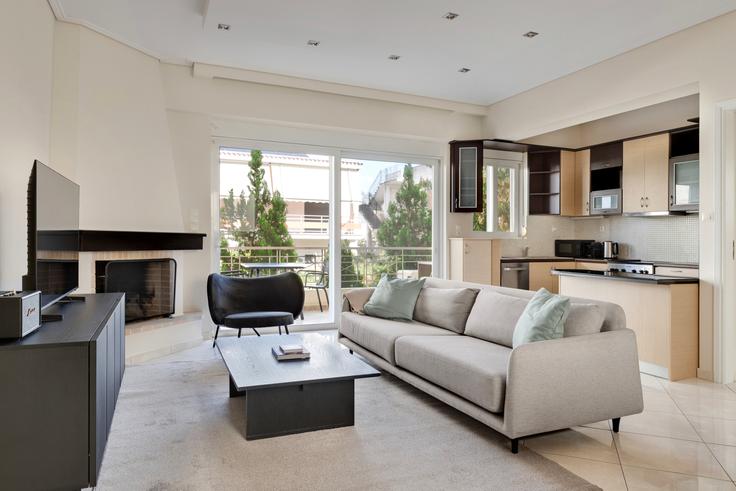 Elegant gestaltetes Wohnzimmer mit moderner Einrichtung in einer Wohnung im Platonos 36 in South Athens, Athens