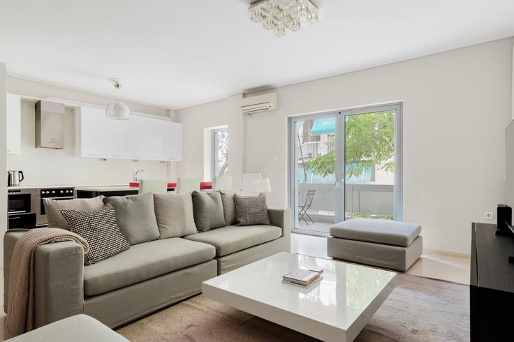 Koroivou 2 Athens adresindeki bir dairede modern mobilyalarla zarif bir şekilde tasarlanmış oturma odası Central Athens, Athens