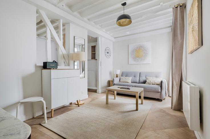 Salle de séjour élégante avec mobilier moderne dans un appartement à Vieille du Temple 60 à 3rd arrondissement, Paris
