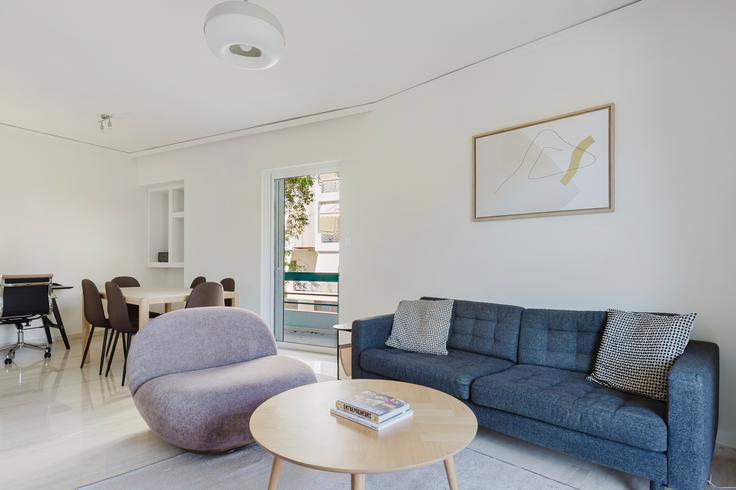 Grigoriou Xenopoulou 16, Athens adresindeki bir dairede modern mobilyalarla zarif bir şekilde tasarlanmış oturma odası Central Athens, Athens