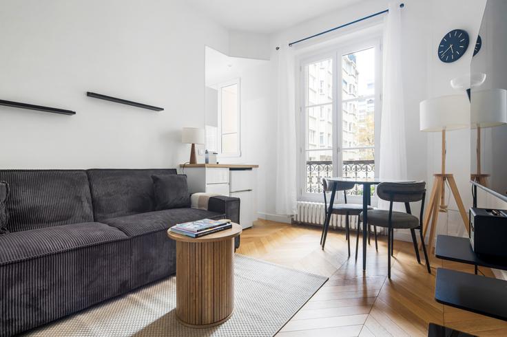 Sala de estar elegantemente projetada com móveis modernos em um apartamento no Médéric 32 em 17th arrondissement, Paris