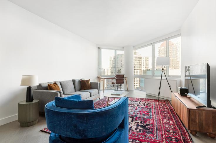 101 West End Avenue adresindeki bir dairede modern mobilyalarla zarif bir şekilde tasarlanmış oturma odası Manhattan, New York 101 West End Avenue adresindeki bir dairede modern mobilyalarla zarif bir şekilde tasarlanmış oturma odası Manhattan, New York