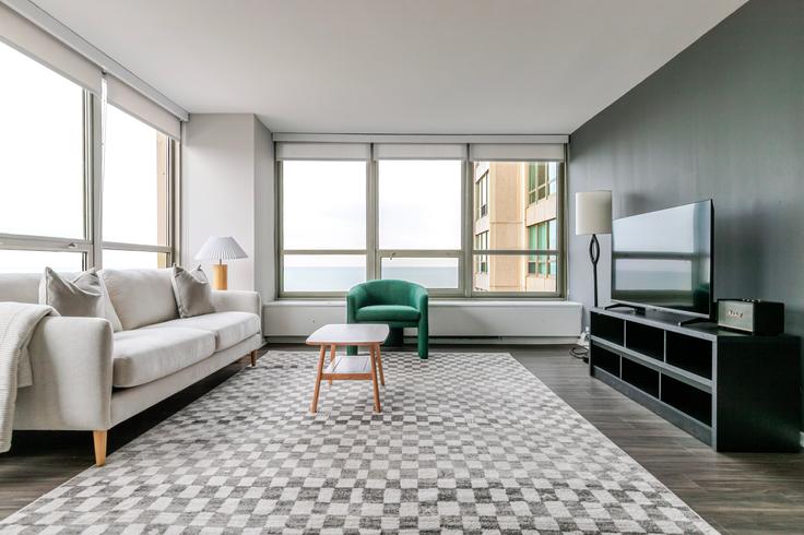 Chicago, Chicago에 위치한 3450 N. Lake Shore Dr. 아파트의 세련된 인테리어가 돋보이는 거실