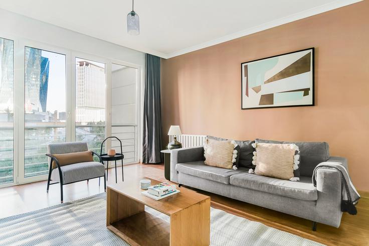 Elegant gestaltetes Wohnzimmer mit moderner Einrichtung in einer Wohnung im Uphill Court B Blok in Ataşehir, İstanbul