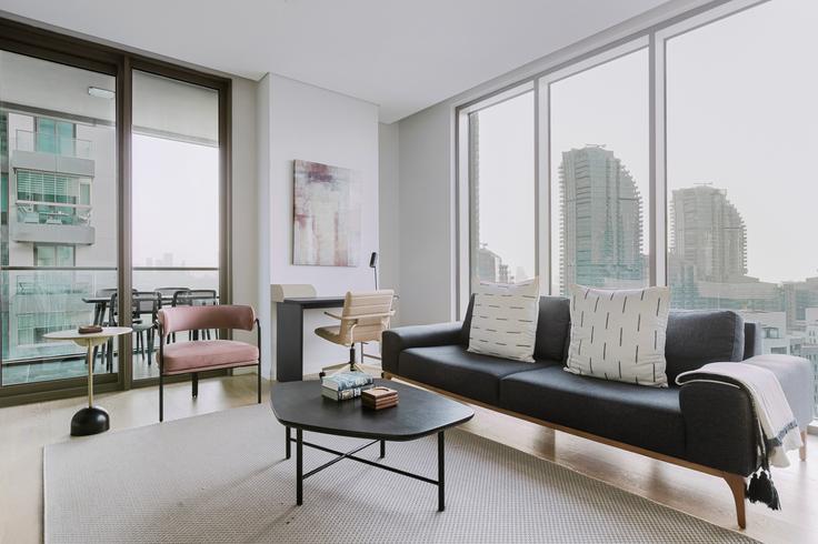 Eclipse adresindeki bir dairede modern mobilyalarla zarif bir şekilde tasarlanmış oturma odası Sarıyer, İstanbul