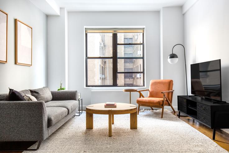 Sala de estar elegantemente projetada com móveis modernos em um apartamento no The Greystone em Manhattan, New York