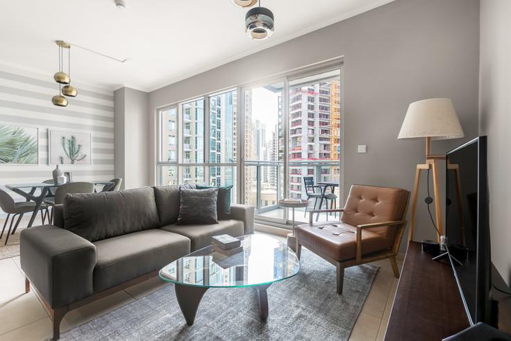 Dubai Downtown DubaiのThe residencesのアパートメントにある、モダンな家具を備えたエレガントなデザインのリビングルーム Dubai Downtown DubaiのThe residencesのアパートメントにある、モダンな家具を備えたエレガントなデザインのリビングルーム