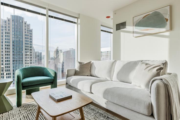 Elegant gestaltetes Wohnzimmer mit moderner Einrichtung in einer Wohnung im North Water in Chicago, Chicago