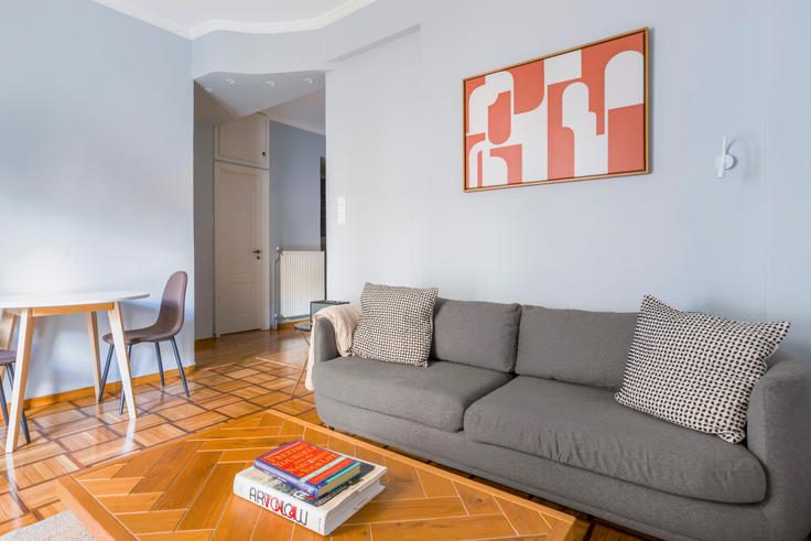 Xenokratous VII adresindeki bir dairede modern mobilyalarla zarif bir şekilde tasarlanmış oturma odası Central Athens, Athens