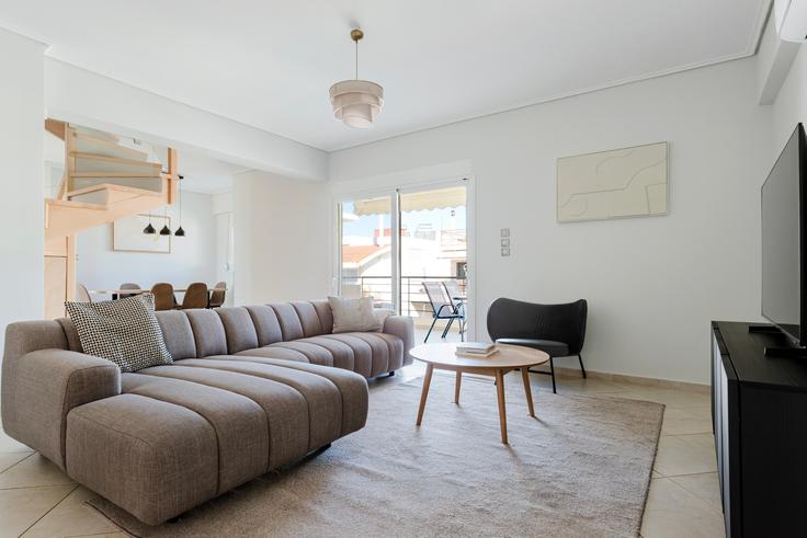 South Athens, Athens에 위치한 Pafou 아파트의 세련된 인테리어가 돋보이는 거실 South Athens, Athens에 위치한 Pafou 아파트의 세련된 인테리어가 돋보이는 거실