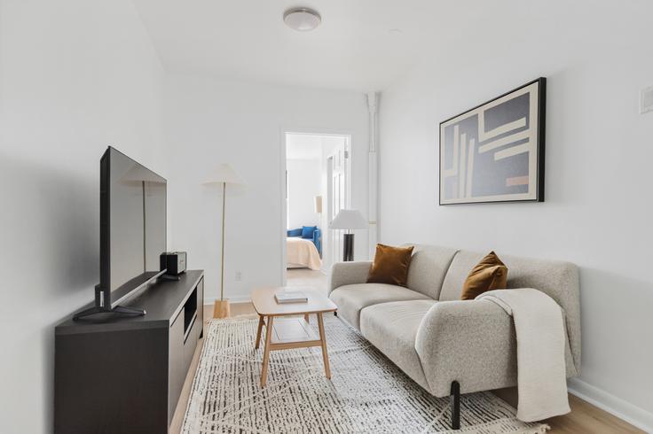 Elegant gestaltetes Wohnzimmer mit moderner Einrichtung in einer Wohnung im 327 East 10th St in Manhattan, New York Elegant gestaltetes Wohnzimmer mit moderner Einrichtung in einer Wohnung im 327 East 10th St in Manhattan, New York