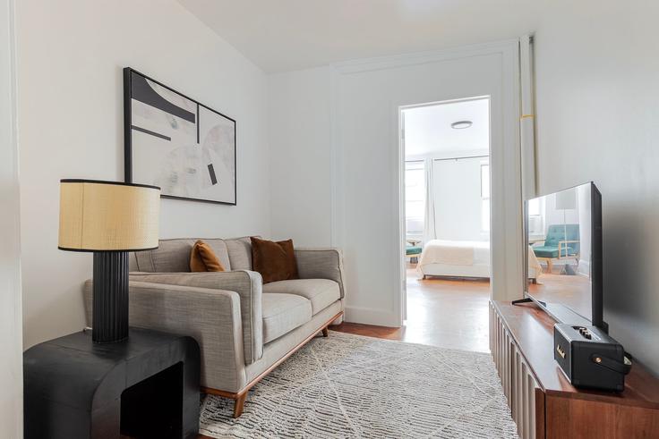 Elegant gestaltetes Wohnzimmer mit moderner Einrichtung in einer Wohnung im 327 East 10th St in Manhattan, New York Elegant gestaltetes Wohnzimmer mit moderner Einrichtung in einer Wohnung im 327 East 10th St in Manhattan, New York