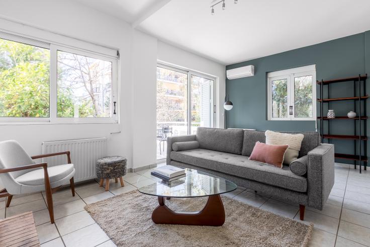 Salle de séjour élégante avec mobilier moderne dans un appartement à Agias Lavras à North Athens, Athens Salle de séjour élégante avec mobilier moderne dans un appartement à Agias Lavras à North Athens, Athens