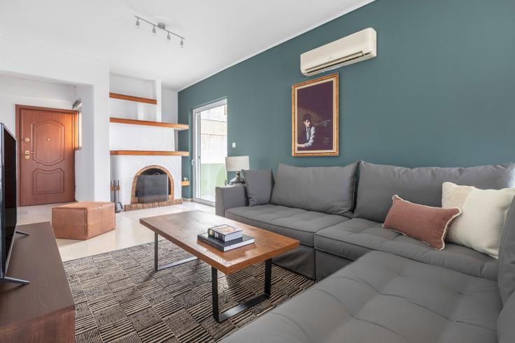 Sala de estar elegantemente projetada com móveis modernos em um apartamento no Mattheou Liougka III em South Athens, Athens Sala de estar elegantemente projetada com móveis modernos em um apartamento no Mattheou Liougka III em South Athens, Athens