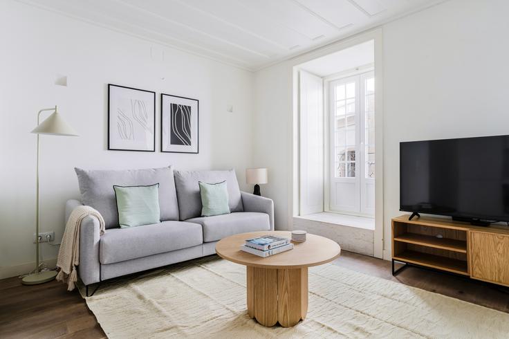 Sala de estar elegantemente projetada com móveis modernos em um apartamento no Ferragial 29 em Misericórdia, Lisbon
