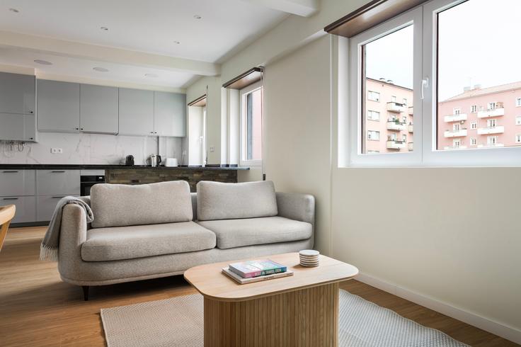 Sala de estar elegantemente projetada com móveis modernos em um apartamento no Eiffel 4 em Avenidas Novas, Lisbon