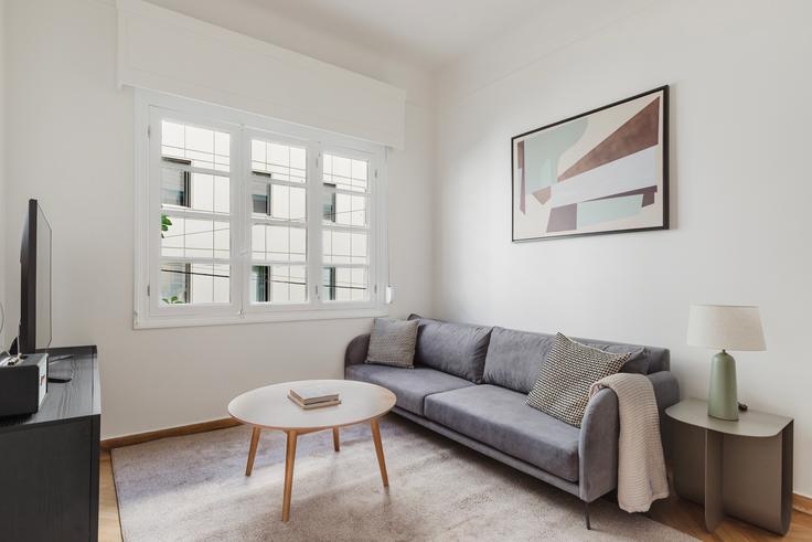 Iridanou III adresindeki bir dairede modern mobilyalarla zarif bir şekilde tasarlanmış oturma odası Central Athens, Athens