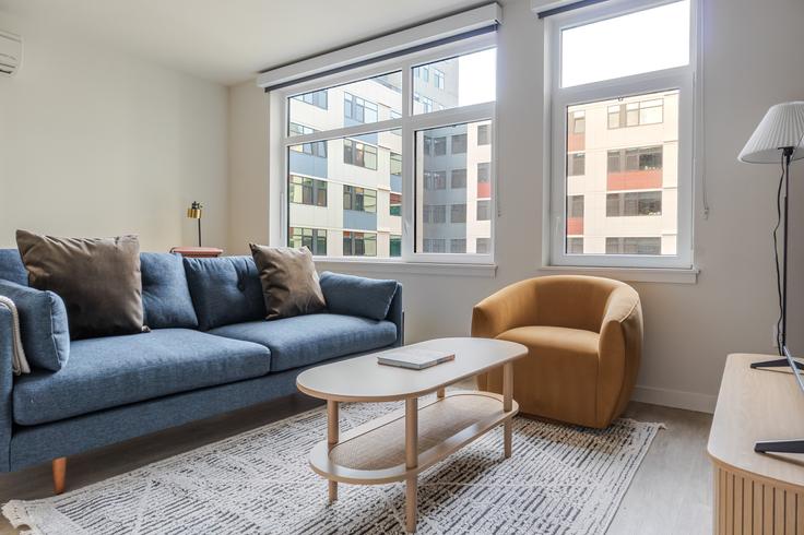 Elegante sala de estar con mobiliario moderno en un apartamento en Vicino en Bellevue, Bellevue Elegante sala de estar con mobiliario moderno en un apartamento en Vicino en Bellevue, Bellevue