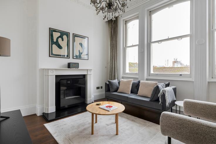 Sala de estar elegantemente projetada com móveis modernos em um apartamento no 53 Redcliffe Square em Royal Borough of Kensington and Chelsea, London Sala de estar elegantemente projetada com móveis modernos em um apartamento no 53 Redcliffe Square em Royal Borough of Kensington and Chelsea, London