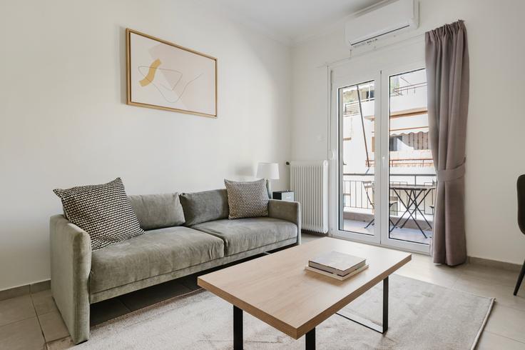 Elegant gestaltetes Wohnzimmer mit moderner Einrichtung in einer Wohnung im Pontou in Central Athens, Athens