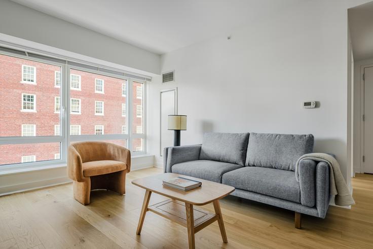 Boston BostonのOne Back Bayのアパートメントにある、モダンな家具を備えたエレガントなデザインのリビングルーム