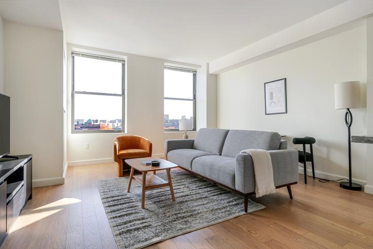 Elegante sala de estar con mobiliario moderno en un apartamento en The Arlington en Boston, Boston