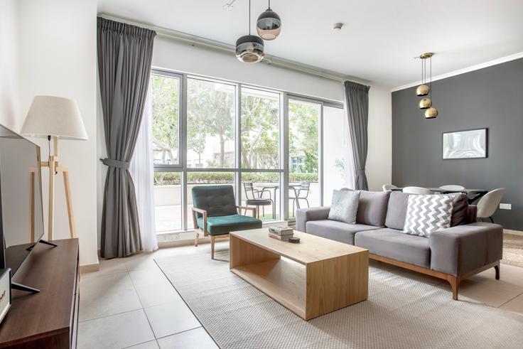 Dubai Downtown DubaiのThe residencesのアパートメントにある、モダンな家具を備えたエレガントなデザインのリビングルーム Dubai Downtown DubaiのThe residencesのアパートメントにある、モダンな家具を備えたエレガントなデザインのリビングルーム