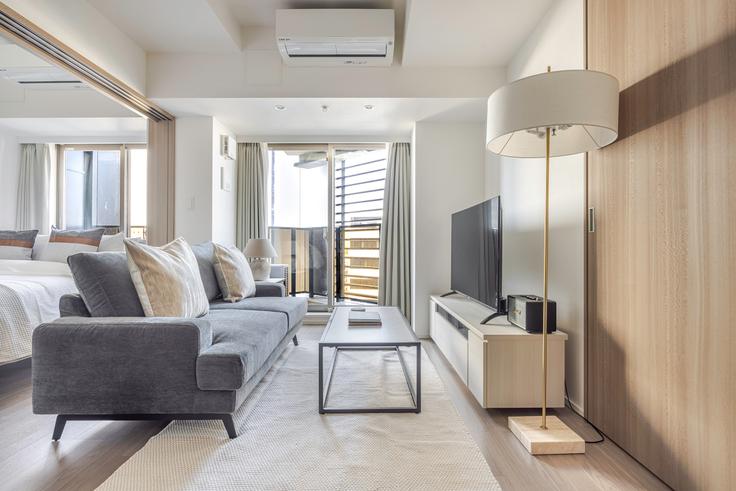 Meguro City, Tokyo에 위치한 The Parkhabio Shibuya Cross 아파트의 세련된 인테리어가 돋보이는 거실