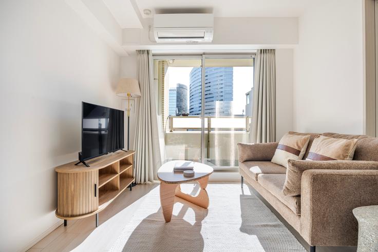 Salle de séjour élégante avec mobilier moderne dans un appartement à The Parkhabio Meguro Place à Meguro City, Tokyo