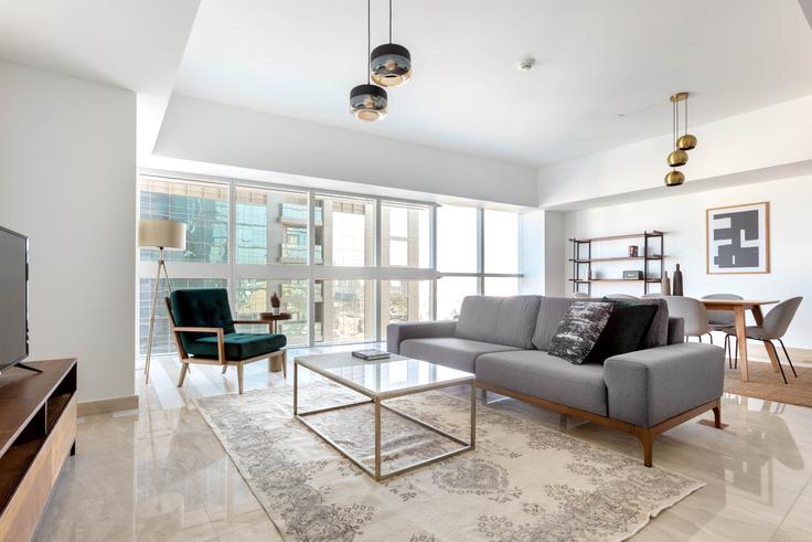 Sala de estar elegantemente projetada com móveis modernos em um apartamento no Sama Tower em Trade Center, Dubai