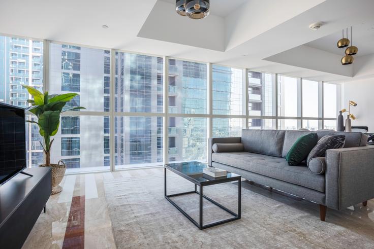 Elegante sala de estar con mobiliario moderno en un apartamento en Sama Tower en Trade Center, Dubai