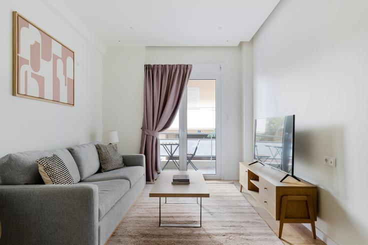 Elegante sala de estar con mobiliario moderno en un apartamento en Narsi 2-4 Athens en Central Athens, Athens