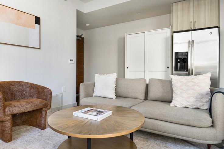 Seattle, Seattle에 위치한 Tower 12 아파트의 세련된 인테리어가 돋보이는 거실 Seattle, Seattle에 위치한 Tower 12 아파트의 세련된 인테리어가 돋보이는 거실