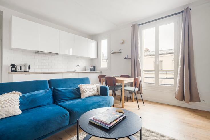 Elegant gestaltetes Wohnzimmer mit moderner Einrichtung in einer Wohnung im Berzélius 1 in 17th arrondissement, Paris