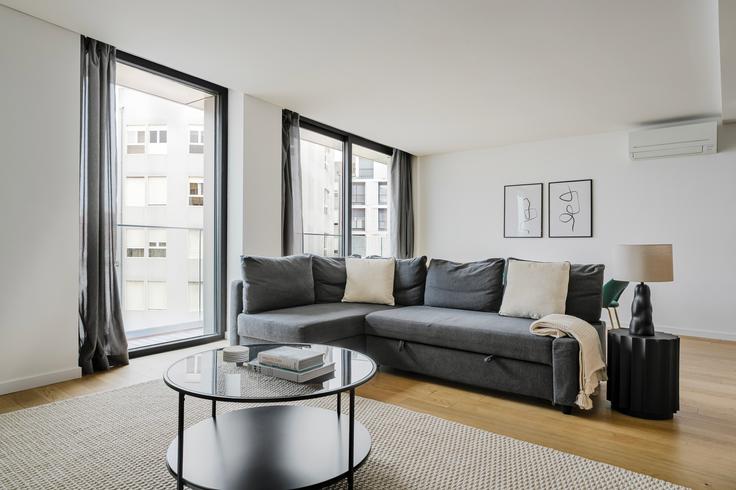 Sala de estar elegantemente projetada com móveis modernos em um apartamento no Visconde Santarém 32 em Arroios, Lisbon Sala de estar elegantemente projetada com móveis modernos em um apartamento no Visconde Santarém 32 em Arroios, Lisbon