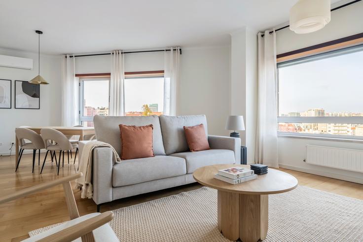 Salle de séjour élégante avec mobilier moderne dans un appartement à Alfas Residence à Areeiro, Lisbon