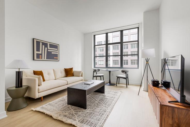 Brooklyn, New York에 위치한 Magnolia Dumbo 유닛의 세련된 인테리어가 돋보이는 거실 Brooklyn, New York에 위치한 Magnolia Dumbo 유닛의 세련된 인테리어가 돋보이는 거실