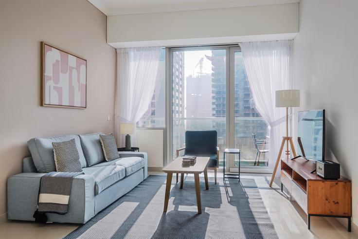Salle de séjour élégante avec mobilier moderne dans un appartement à Ocean Heights à Dubai Marina, Dubai