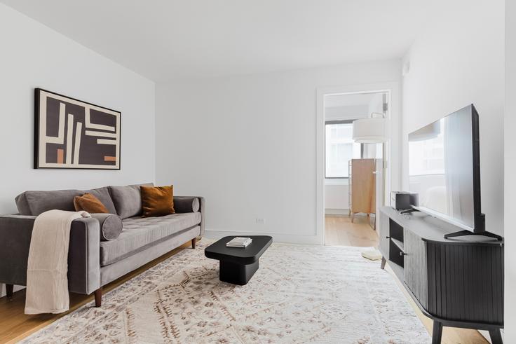 Elegante sala de estar con mobiliario moderno en un apartamento en The Centra en Manhattan, New York