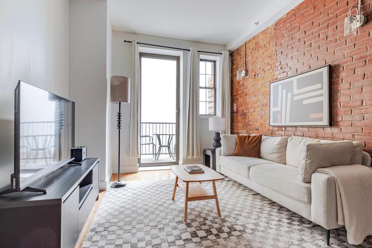 Elegante sala de estar con mobiliario moderno en un apartamento en 72W Lofts en Brooklyn, New York