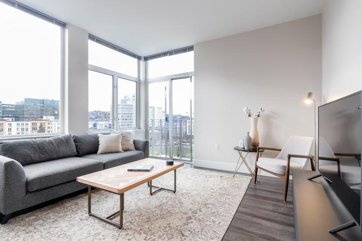 Sala de estar elegantemente projetada com móveis modernos em um apartamento no Alley South Lake Union em South Lake Union, Seattle