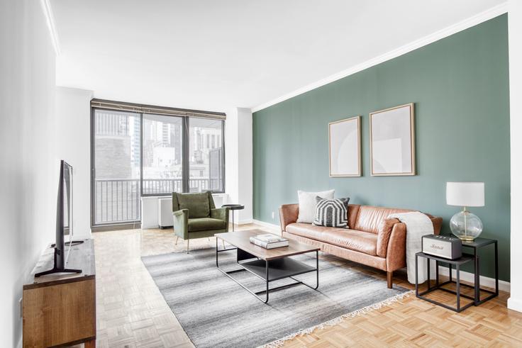 Elegante sala de estar con mobiliario moderno en un apartamento en 150 East 57th Street en Midtown East, New York