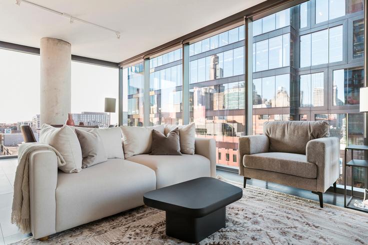 Salle de séjour élégante avec mobilier moderne dans un appartement à The Parker à Chicago, Chicago
