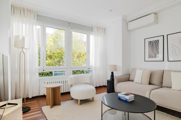 Calle Joaquín María López, 46 adresindeki bir dairede modern mobilyalarla zarif bir şekilde tasarlanmış oturma odası Chamberí, Madrid