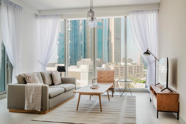 Dubai Downtown DubaiのForte T1のアパートメントにある、モダンな家具を備えたエレガントなデザインのリビングルーム