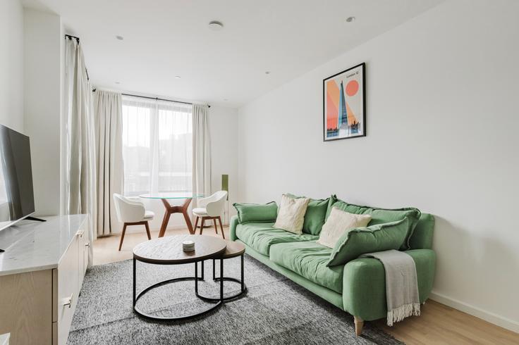 Apartment adresindeki bir dairede modern mobilyalarla zarif bir şekilde tasarlanmış oturma odası London Borough of Camden, London