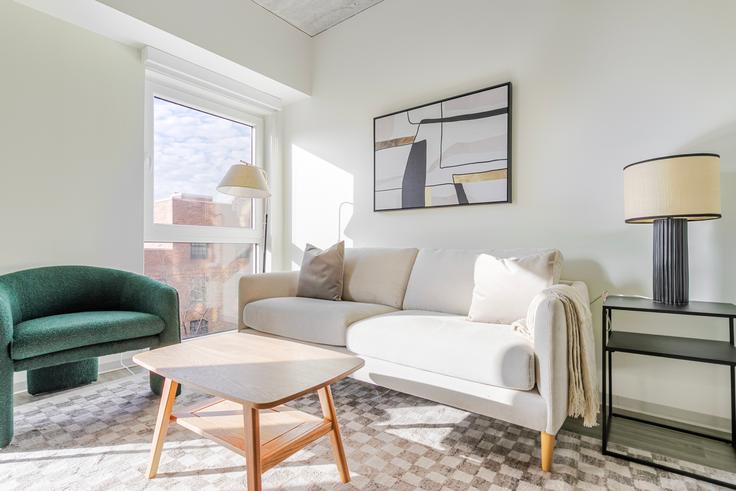 Elegante sala de estar con mobiliario moderno en un apartamento en Than Tower en Chicago, Chicago