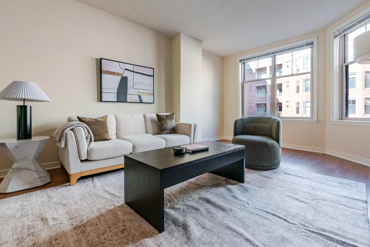 Salle de séjour élégante avec mobilier moderne dans un appartement à 2400 M à Washington, Washington